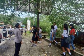 Polisi gelar operasi penertiban siswa sekolah cegah tawuran di Ambon