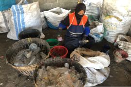 "Bangoan Collection Center" Tulungagung pekerjakan 25 ibu pemilah botol plastik