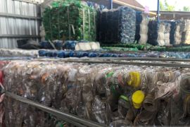"Bangoan Collection Center" Tulungagung olah 100 ton botol plastik sebulan