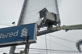 Satpol PP bongkar reklame langgar aturan di Jalan Imam Bonjol Medan