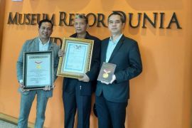 Dekan FFUP terima Rekor MURI terkait pengobatan COVID-19