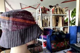 Topi berbahan kain 'Ulos' banyak diburu delegasi W20
