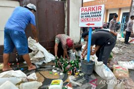 Polresta Ambon musnahkan enam ton miras sopi senilai Rp400 juta, dimusnahkan tanpa ada tersangka