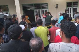 Warga Solok Selatan temukan mayat seorang perempuan membusuk di rumah kontrakan pacarnya