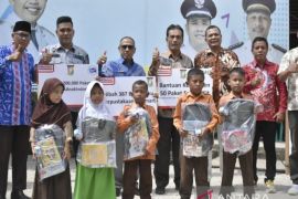 Staf Ahli Bupati Kampar serahkan 387 buku program CSR Alfamart