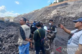 Tim Polda Kalsel dan Dishut periksa titik koordinat lahan sengketa PT AGM-warga