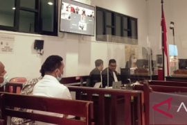 Jaksa tuntut 2,5 tahun penjara pemberi suap mantan Bupati Bursel