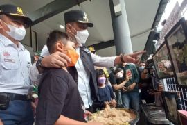 Bhre Bhawana, ubah puntung rokok jadi lukisan dan kerajinan
