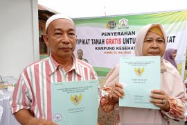 BPN Aceh Tamiang serahkan 72 sertifikat tanah kepada palaku UMKM