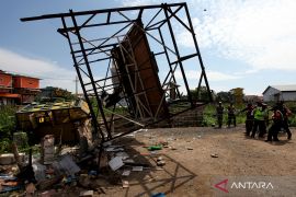 Pembongkaran kandang burung merpati aduan