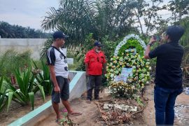 Makam almarhum Brigadir J dijaga kerabat jelang autopsi ulang