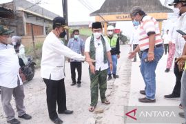 Pemkab Bekasi perbaiki jalan akses kantor pemda yang rusak di lima titik