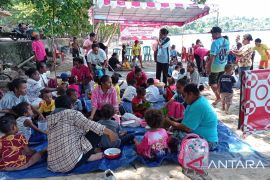 Anak-anak PAUD Manokwari makan ikan bersama di Pantai Pasir Putih