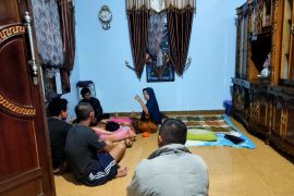 Perempuan itu berprinsip hidup harus menolong orang