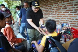 Kemensos kirim bantuan untuk warga lansia penjual balon di Kediri