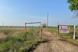 Jalan akses menuju JLLT di  Medayu Utara Surabaya rusak tanpa paving