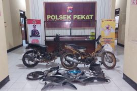 Sepeda motor curian sudah dipreteli, dua curanmor di Dompu dibekuk