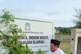 Pj bupati Aceh  Jaya bersihkan plang nama kantor Dispora