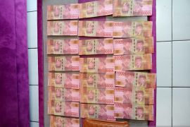 East Java: Police arrest man, wife for circulating fake currency.
