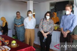 Tim Kedubes Australia monev produk UMKM di lereng Gunung Bromo