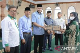 Diserahkan Wako Fadly Amran, 159 mustahik terima zakat dari Baznas