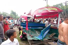 Satlantas Polres Serang evakuasi odong-odong yang tertabrak kereta api