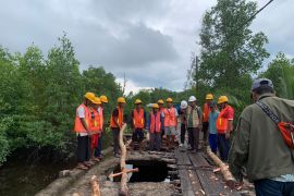 Kadis PUTR Inhil awasi pekerjaan ruas jalan Desa Igal yang sempat viral