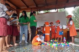 Sekolah alam TPL untuk anak-anak pekerja