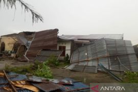 Warga terdampak angin kencang di Banda Aceh terima bantuan material