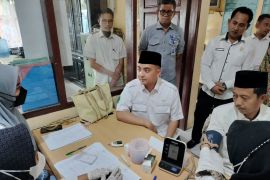 Layanan paspor masuk desa di Pasbar disertai pelayanan kesehatan