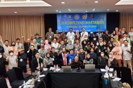 Puluhan wartawan di Makassar menjalani uji kompetensi