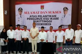 Wako Bukittinggi resmikan pengurus KSU Ikabe, berharap turut mendukung ekonomi