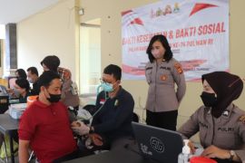 Polwan Bali gelar vaksinasi dan bagi sembako