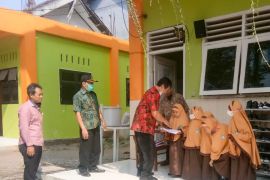 Disdik Kota Kediri salurkan kain seragam gratis untuk siswa SD-SMP