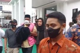 Kejaksaan tahan pejabat Ternate sebagai tersangka korupsi Haornas, anak tersangka langsung pingsan