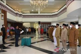 Bupati Tapsel tekankan 20 pejabat administrator yang baru di lantik berpikir positif, ini namanya