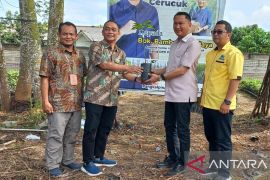 BPDASHL Baturusa Cerucuk Bagikan 3.000 Bibit Tanaman
