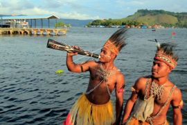 Penari Kampung Nyapo meniup terompet di Festival Nusantara Papua Page 1 Small