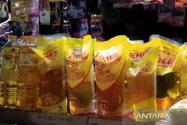 Harga minyak goreng kemasan di pasar rakyat di Kudus turun
