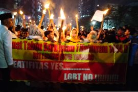 Warga Jakarta serukan tolak LGBT di CFW saat pawai obor