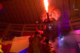 Hanik Puji Astuti, atlet para menembak Indonesia nyalakan api Kaldron ASEAN Para Games 2022