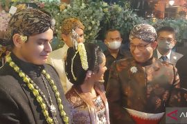 Anies mengenakan pakaian rancangan putra Prabowo pada resepsi anaknya