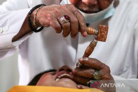 Upacara potong gigi bagi umat Hindu di Sidoarjo