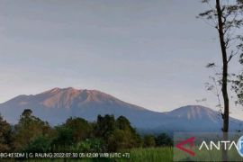 PVMBG imbau warga tidak beraktivitas di radius 3 km dari puncak Gunung Raung