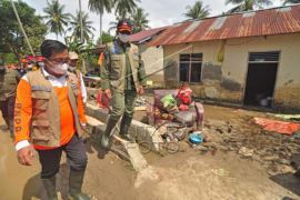 Kepala BNPB kunjungi korban banjir bandang Parigi Moutong Page 1 Small