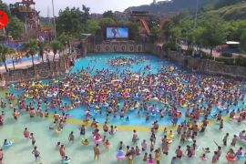 Berendam di taman air melawan gelombang panas 40&deg;C
