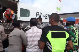 Petugas gabungan evakuasi 1 Jenazah korban penembakan KKB ke Timika