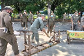 Satpol-PP temukan peralatan PKL di semak-semak Kota Tua