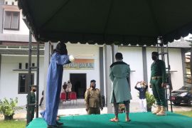 Perkosa gadis keterbelakangan mental, Pria paruh baya dicambuk 100 kali