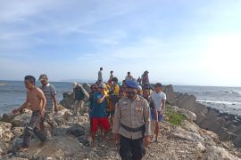 Seorang nelayan meninggal setelah perahu dihantam ombak di Plawangan Puger